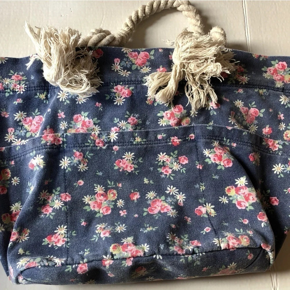 Malirona Floral  Canvas Weekend Bag - Picture 7 of 11